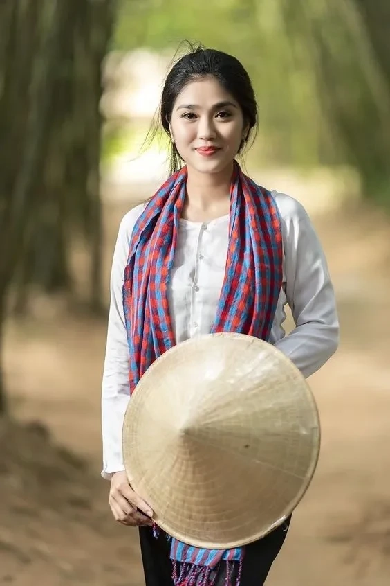 Gái xinh phố đi bộ thu hút mọi ánh nhìn với vẻ duyên dáng