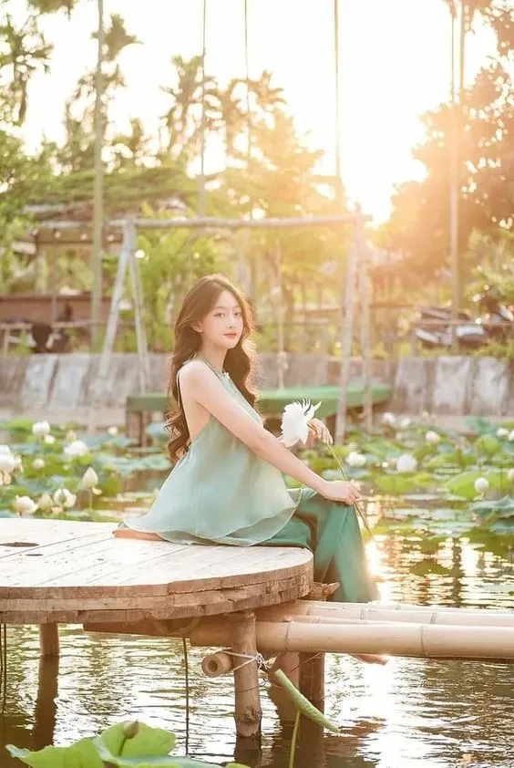 Gái xinh đi dạo phố tạo cảm giác nhẹ nhàng và thanh thoát