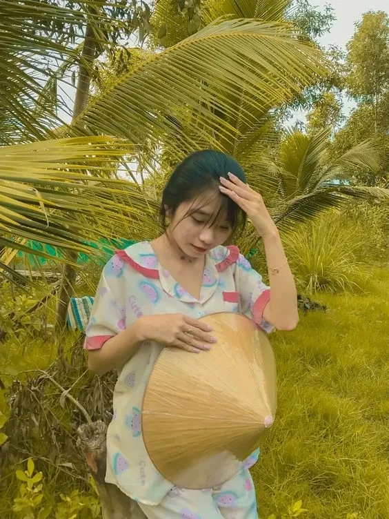 Gái xinh cute dạo phố toát lên sự tươi mới và dễ thương