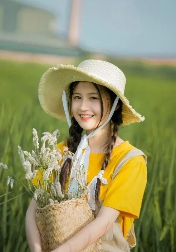 Gái xinh quyến rũ dạo phố thể hiện vẻ đẹp đầy hấp dẫn