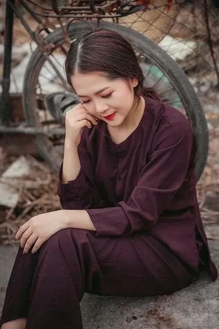 Gái xinh tóc dài đeo kính cute thể hiện vẻ đẹp thông minh