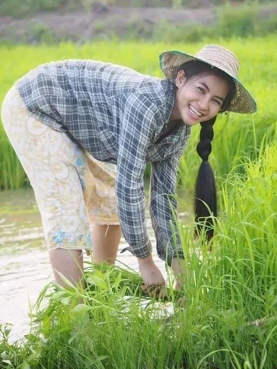 Ảnh gái xinh mặc áo dài tết thể hiện sự dịu dàng, thanh thoát