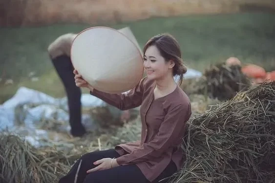 Gái xinh mặc áo dài khoe vẻ đẹp thanh thoát và quyến rũ