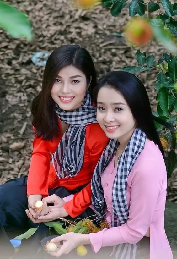 Hình ảnh gái xinh mặc váy ngắn thể hiện sự tươi mới và năng động