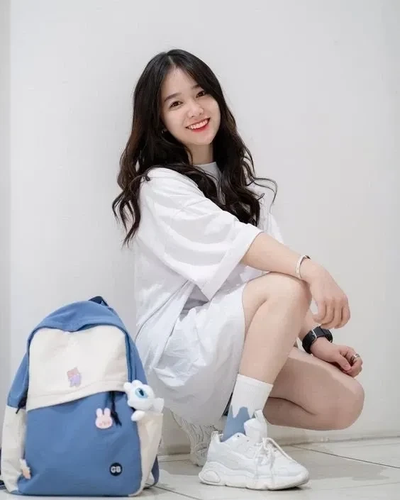 Hình nền gái xinh che mặt tạo vẻ duyên dáng và tự nhiên