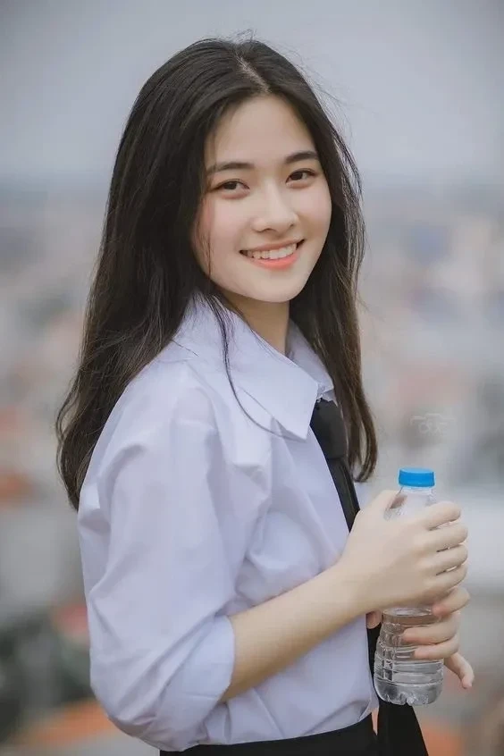 Ảnh gái xinh tóc dài đẹp che mặt thể hiện vẻ dịu dàng và tự nhiên