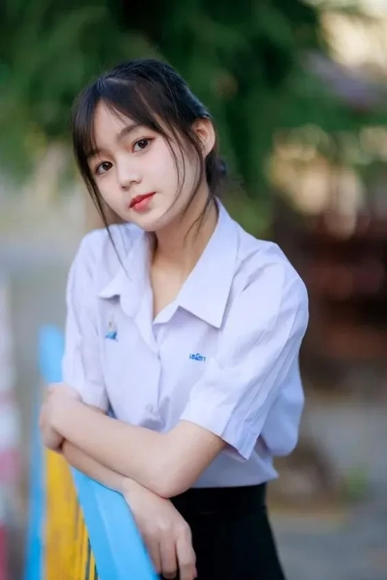 Ảnh gái xinh tóc ngắn che mặt mang đến vẻ cá tính và quyến rũ
