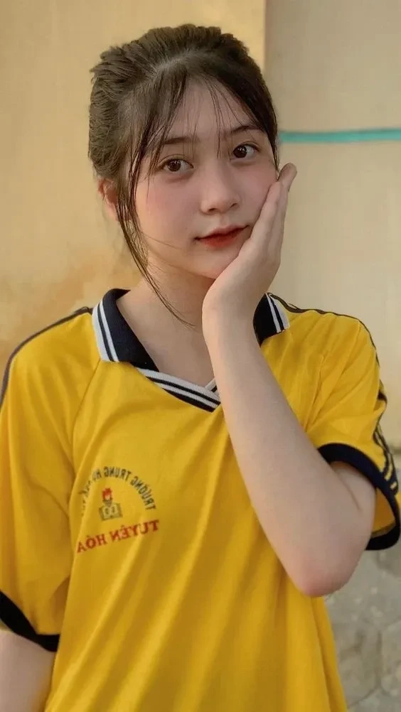 Gái cute che mặt mang đến vẻ đáng yêu và đầy bí ẩn