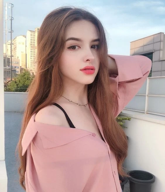 Hình ảnh gái Tây thể hiện sự thu hút mạnh mẽ và thanh thoát