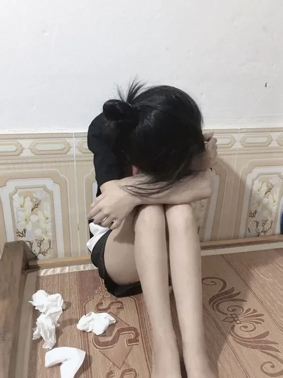 Gái buồn khóc thể hiện nỗi niềm sâu kín qua đôi mắt