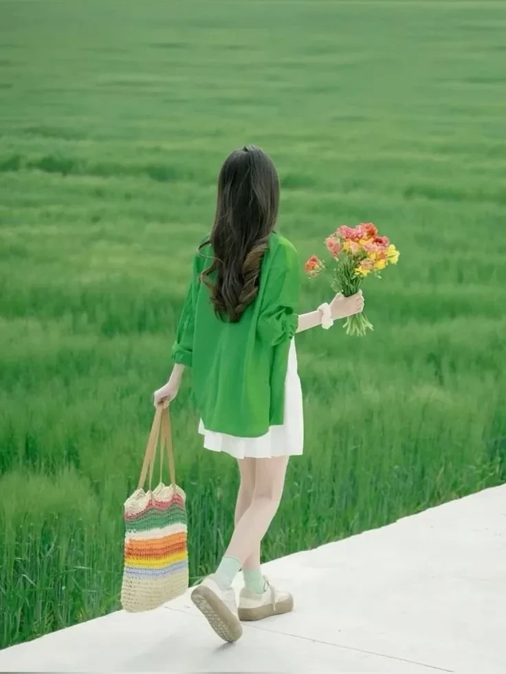 Hình nền gái xinh che mặt với nét đẹp đầy sự tò mò