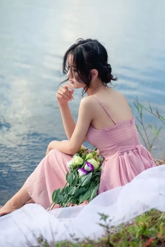 Ảnh gái xinh tóc ngắn che mặt đầy lôi cuốn và khó cưỡng