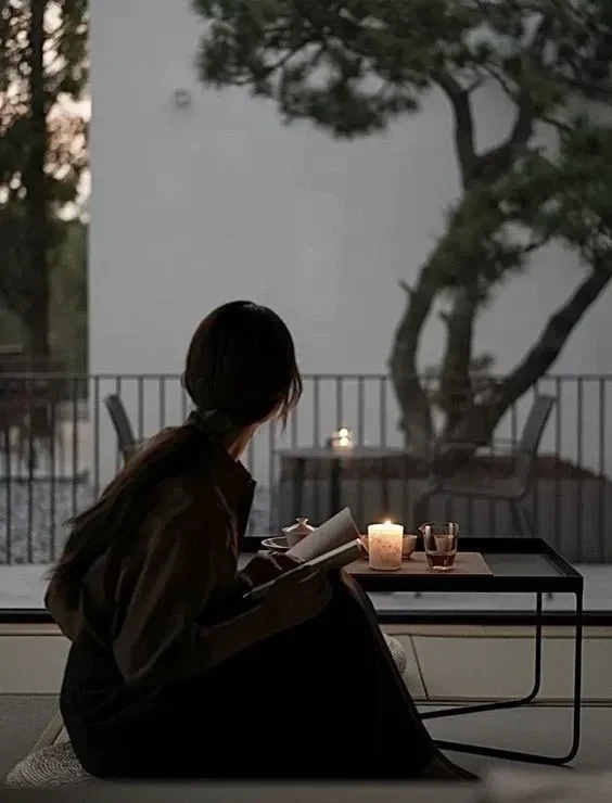 Hình gái đẹp hình nền thể hiện sự tươi trẻ và quyến rũ