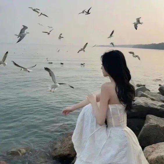 Hình nền con gái buồn thể hiện cảm xúc sâu lắng và nội tâm