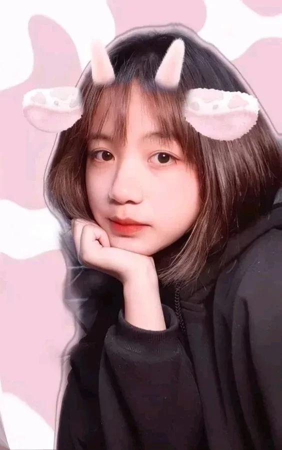 Con gái cute ảnh gái xinh tóc ngắn đeo kính, vẻ đẹp năng động