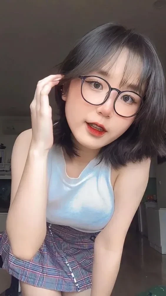 Ảnh gái cute tóc ngắn, phong cách năng động và đáng yêu