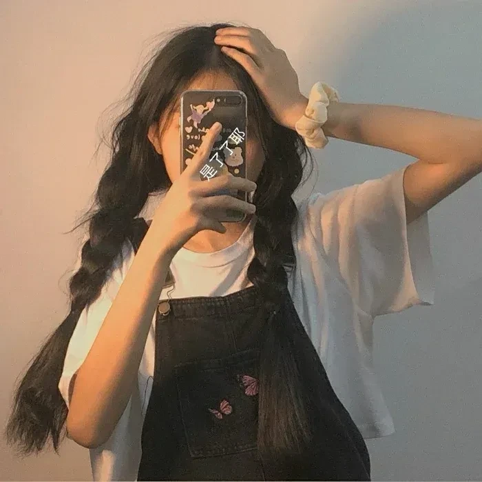 Ảnh gái xinh đeo mắt kính cute, thần thái tự nhiên cuốn hút