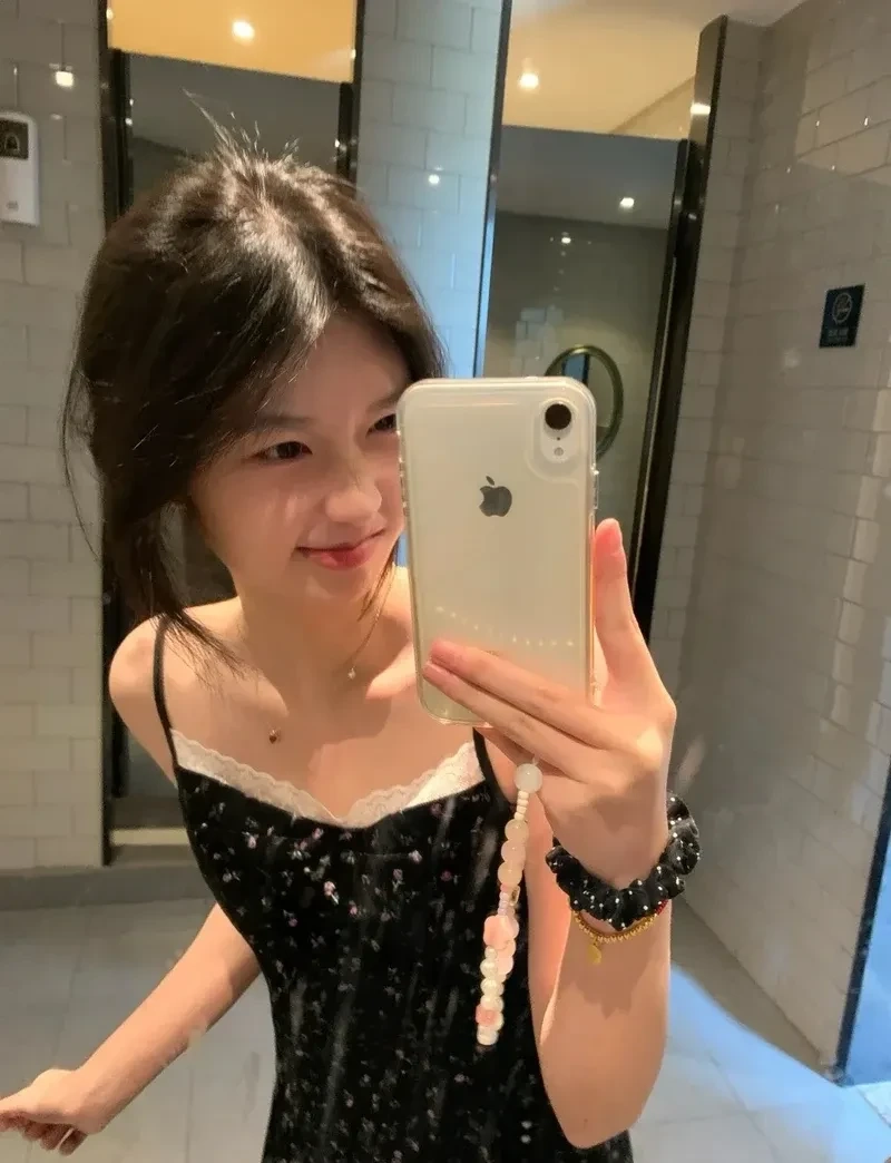 Ảnh gái cute che mặt, phong cách tinh nghịch dễ gần
