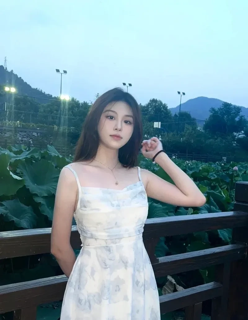 Con gái cute ảnh gái xinh tóc ngắn đeo kính, đầy cuốn hút