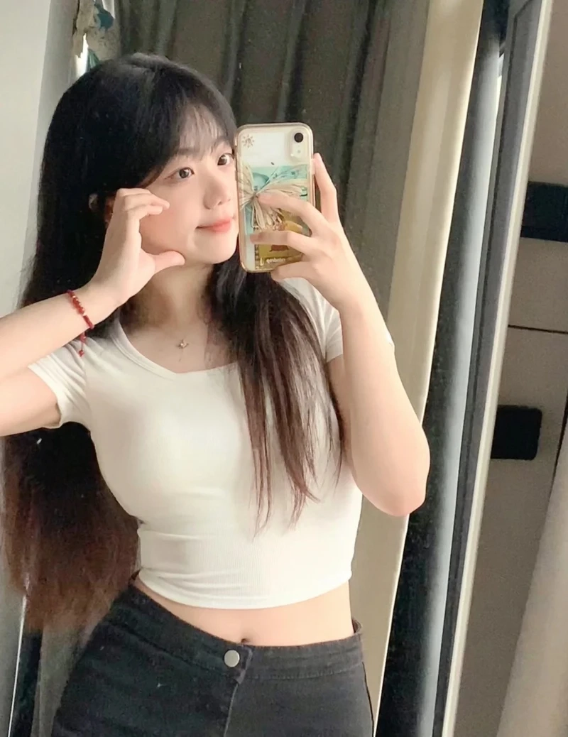 Cute hình ảnh gái đẹp tóc dài, nổi bật giữa đám đông