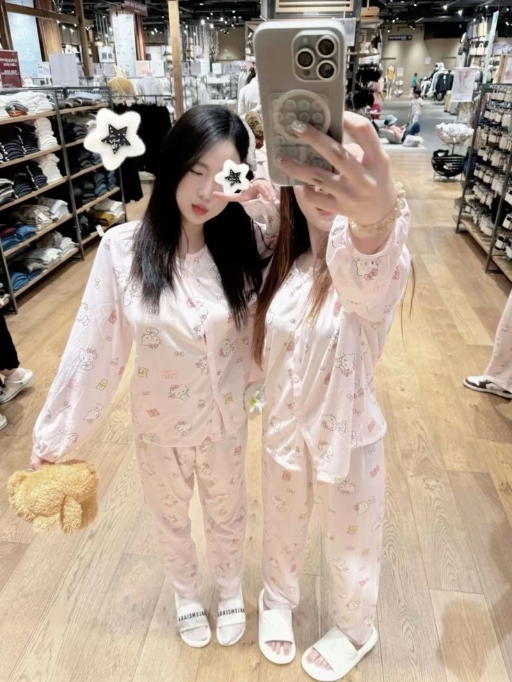 Gái xinh tóc dài đeo kính cute, phong cách dễ thương và thu hút