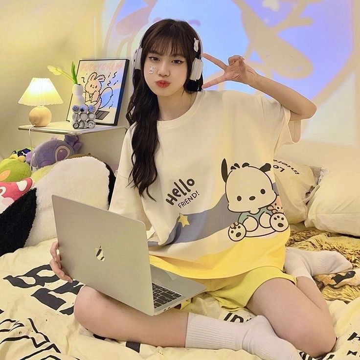 Gái xinh tóc dài đeo kính ngầu, tạo sự cuốn hút với vẻ cá tính