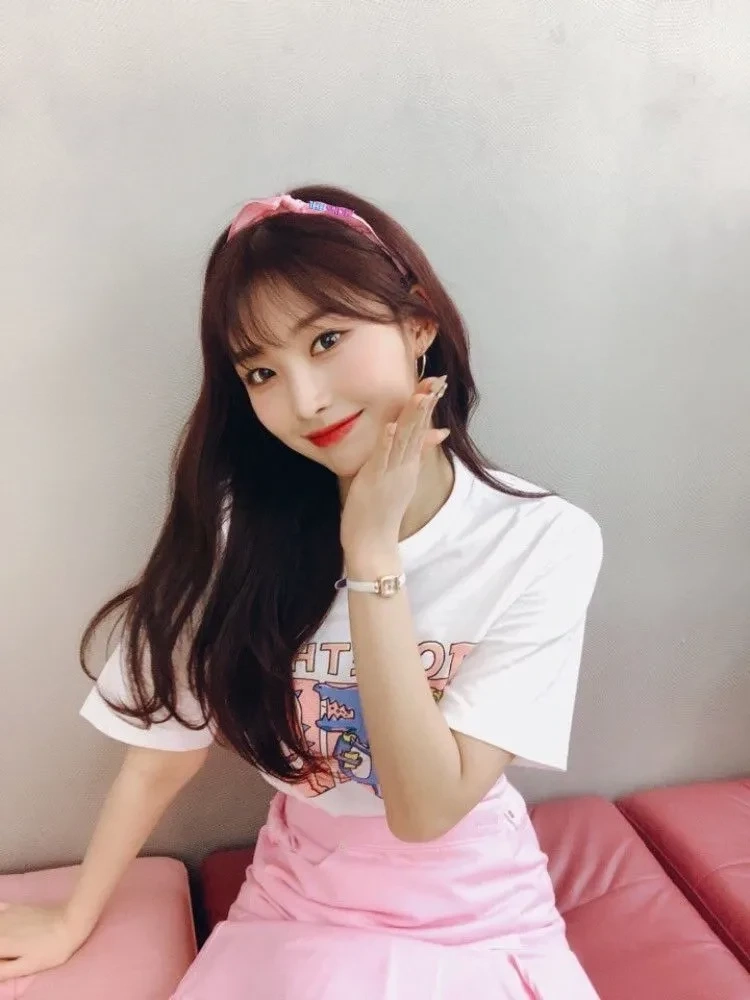 Gái xinh tóc dài đeo kính cute mang đến vẻ ngoài dễ thương và đáng yêu