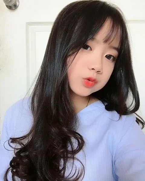 Gái xinh tóc dài đeo kính ngầu tạo phong cách độc đáo và ấn tượng