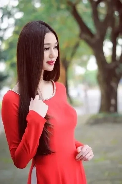 Gái xinh tóc dài đeo kính hot thể hiện sự tự tin và cá tính mạnh mẽ