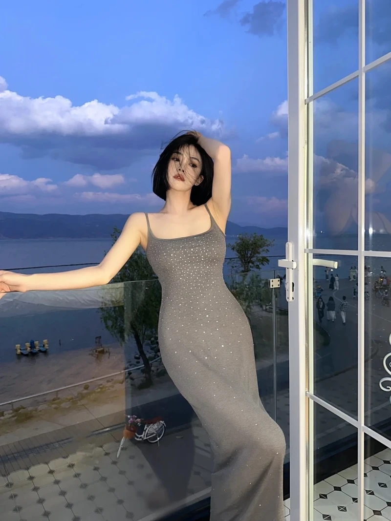 Cô gái xinh đẹp tóc ngắn với kiểu dáng trẻ trung và hiện đại