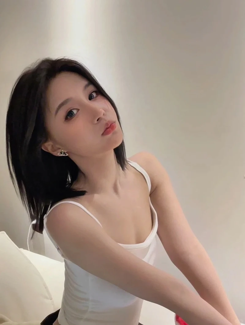 Gái xinh tóc ngắn ngang vai với phong cách trẻ trung và cá tính