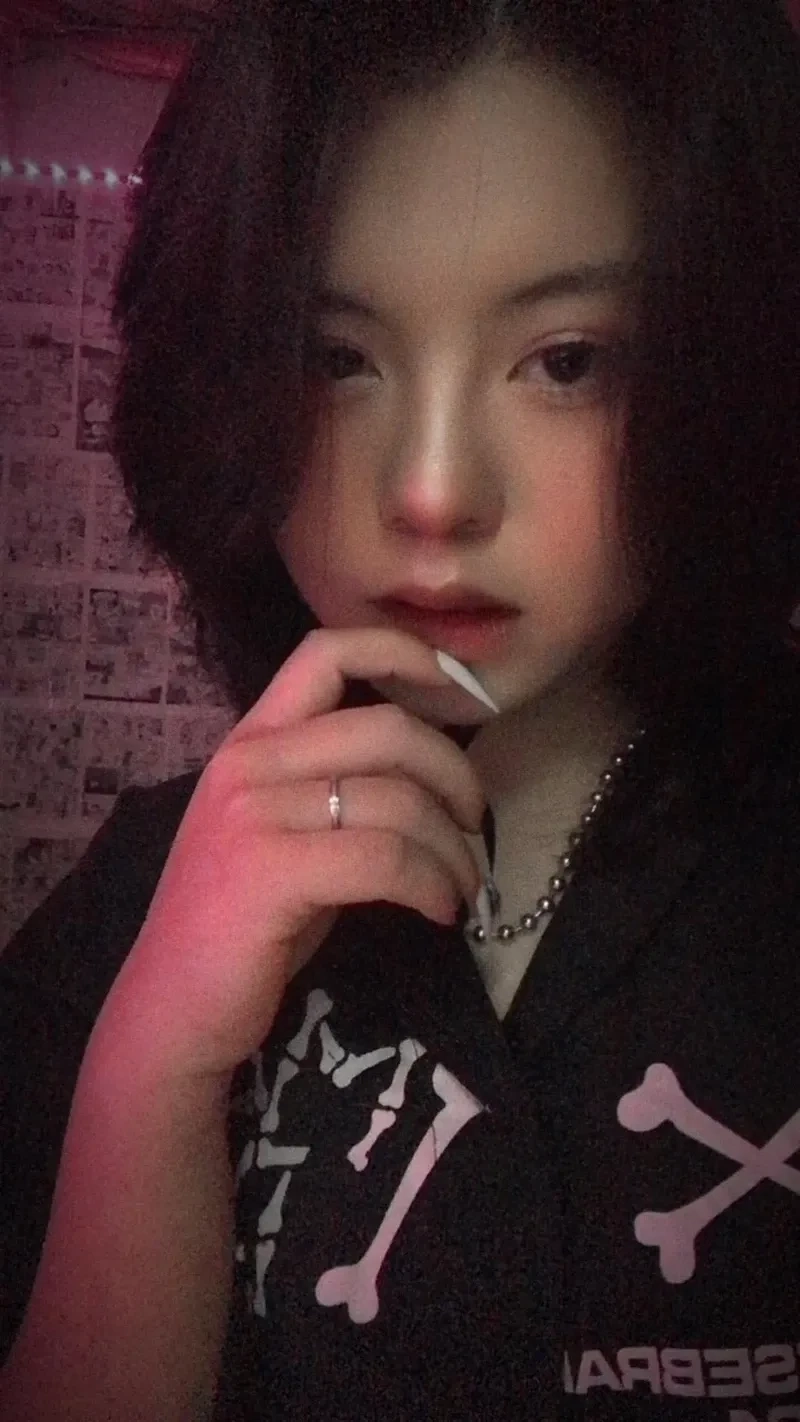 Ảnh con gái k7 thể hiện sự năng động, tự tin và đầy sức sống