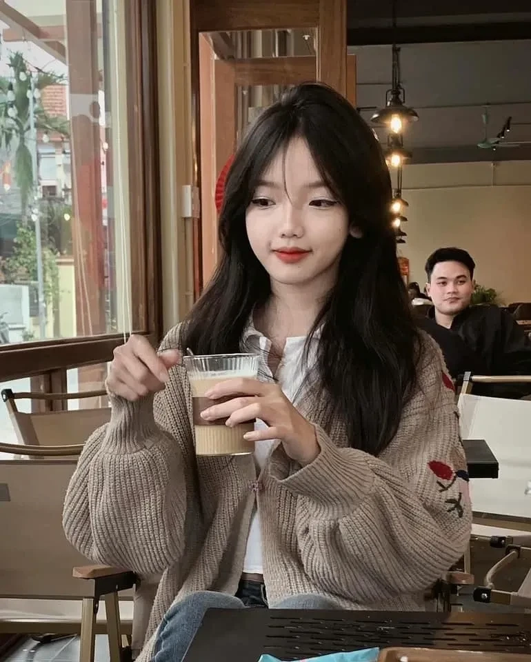 Ảnh gái k6 tóc dài thể hiện vẻ đẹp dịu dàng và nữ tính