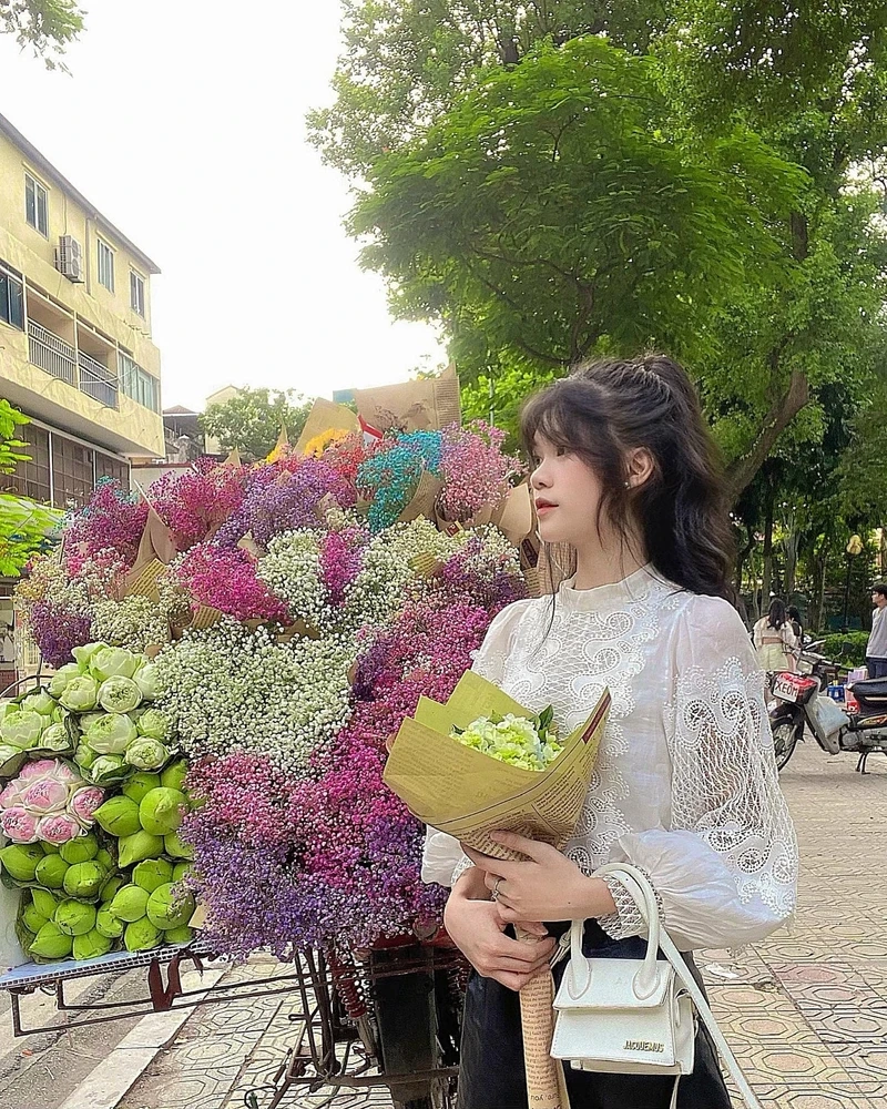 Ảnh gái 2k12 với biểu cảm năng động làm nổi bật nét đẹp mạnh mẽ