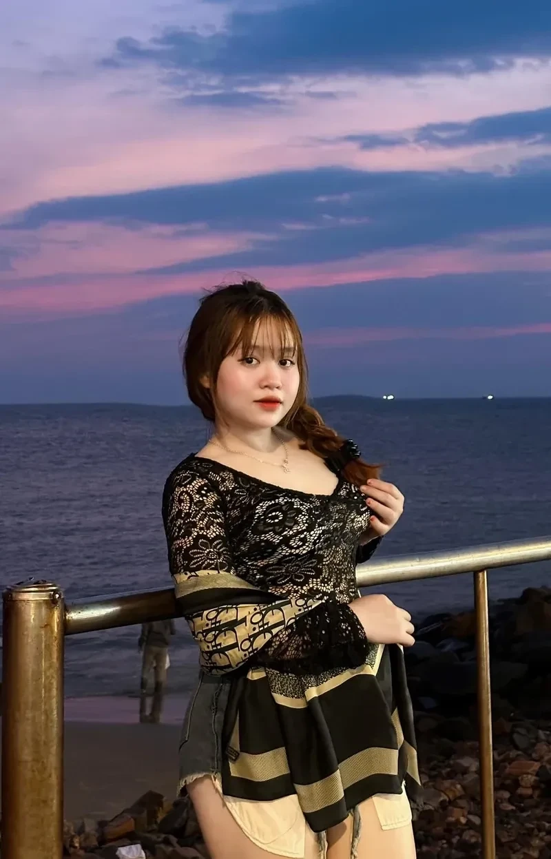 Ảnh gái 2k12 với vòng cổ làm nổi bật nét đẹp thanh lịch và tinh tế