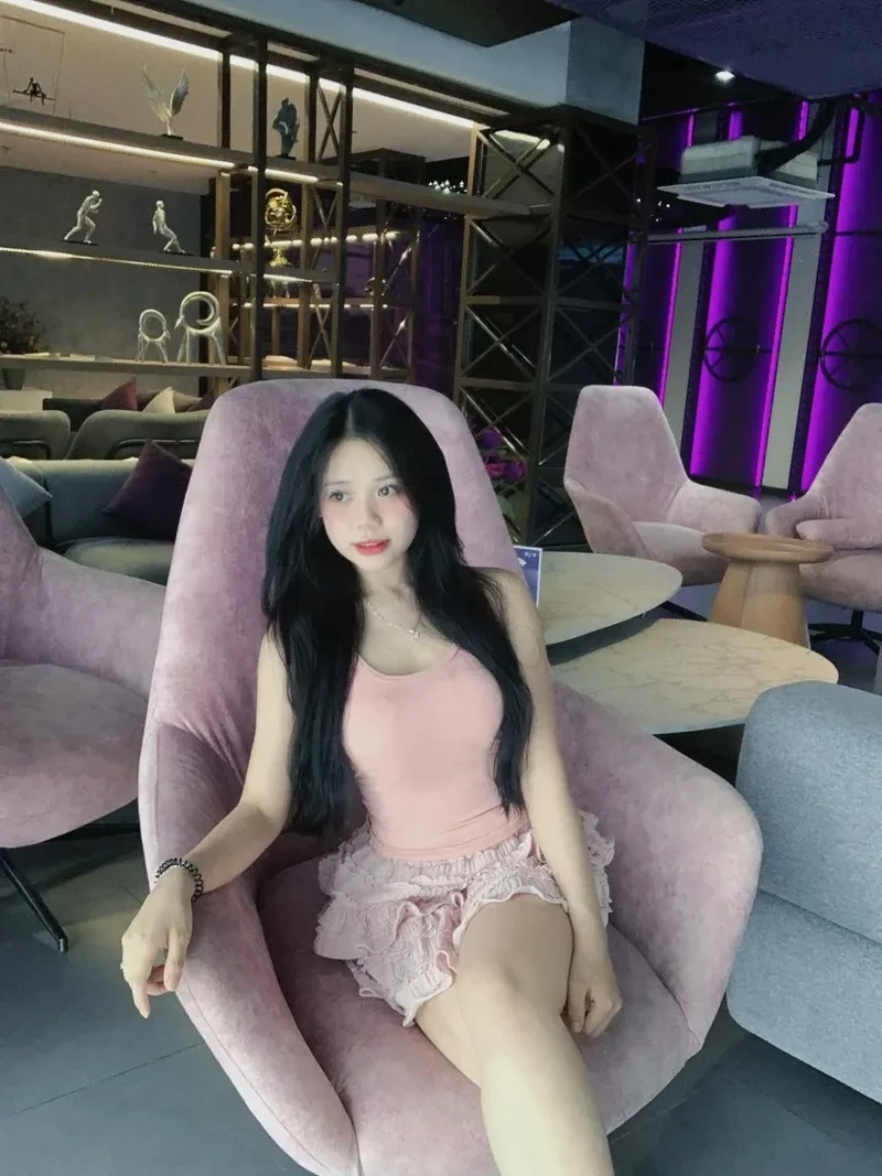 Ảnh gái 2k12 với đồng hồ thể hiện phong cách thời thượng và cá tính