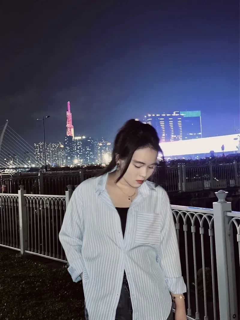 Ảnh gái 2k12 với dây chuyền làm nổi bật vẻ đẹp tinh tế và cá tính