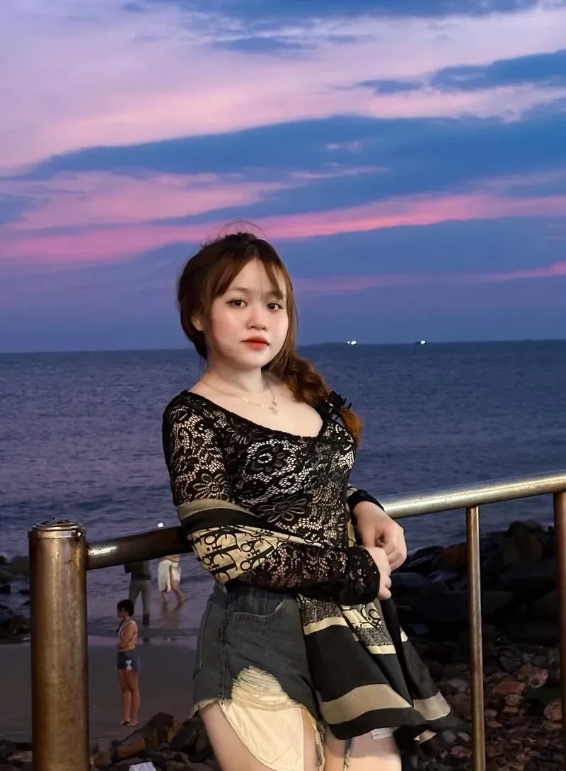 Ảnh gái 2k12 với nhẫn mang đến phong cách thời trang đầy ấn tượng