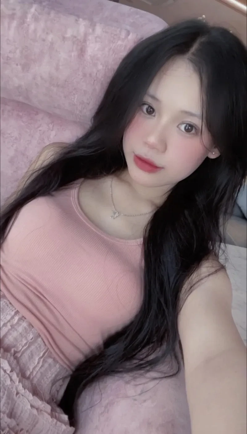 Ảnh gái 2k12 với trang phục cool ngầu làm tăng vẻ đẹp hiện đại