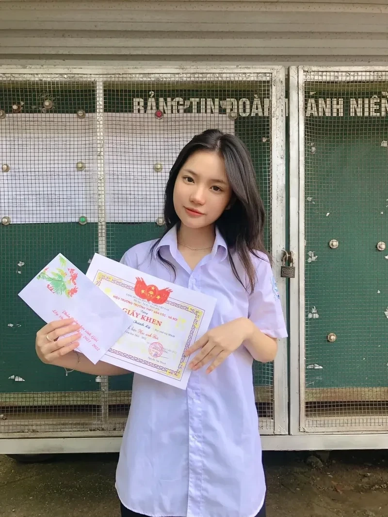 Ảnh gái 2k12 ngầu thể hiện phong thái tự tin và cá tính độc đáo