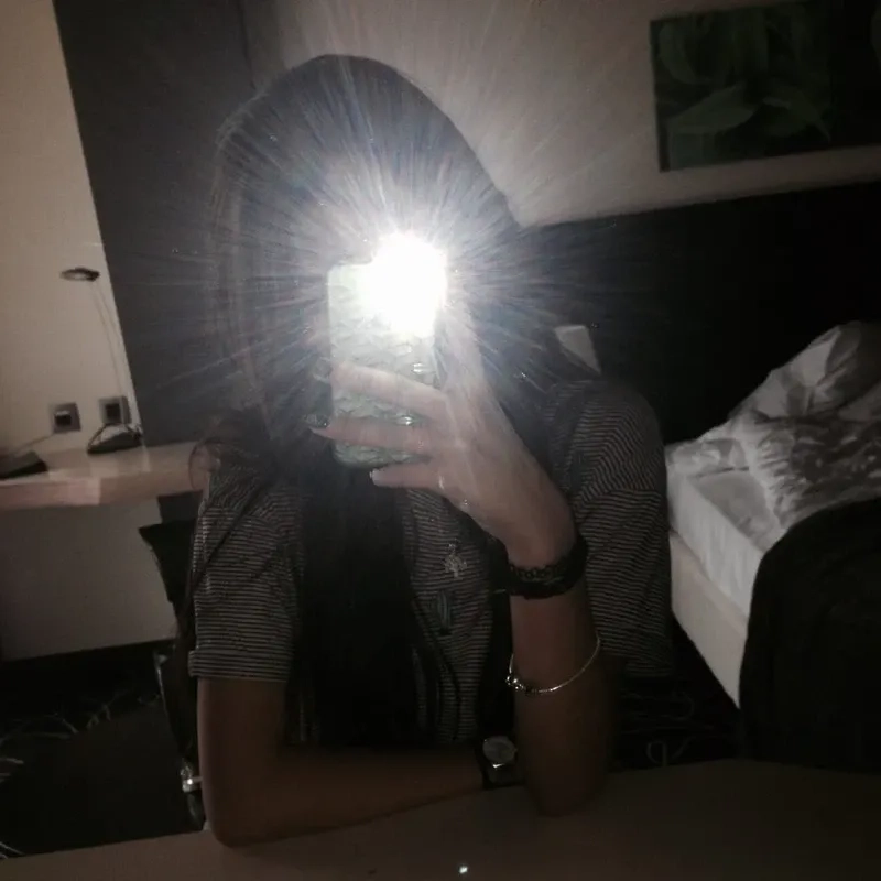 Ảnh gái sexy chụp trước gương tôn lên nét quyến rũ đầy cuốn hút