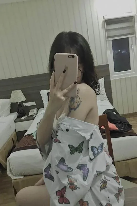 Ảnh gái chụp trước gương với áo crop top mang phong cách trẻ trung