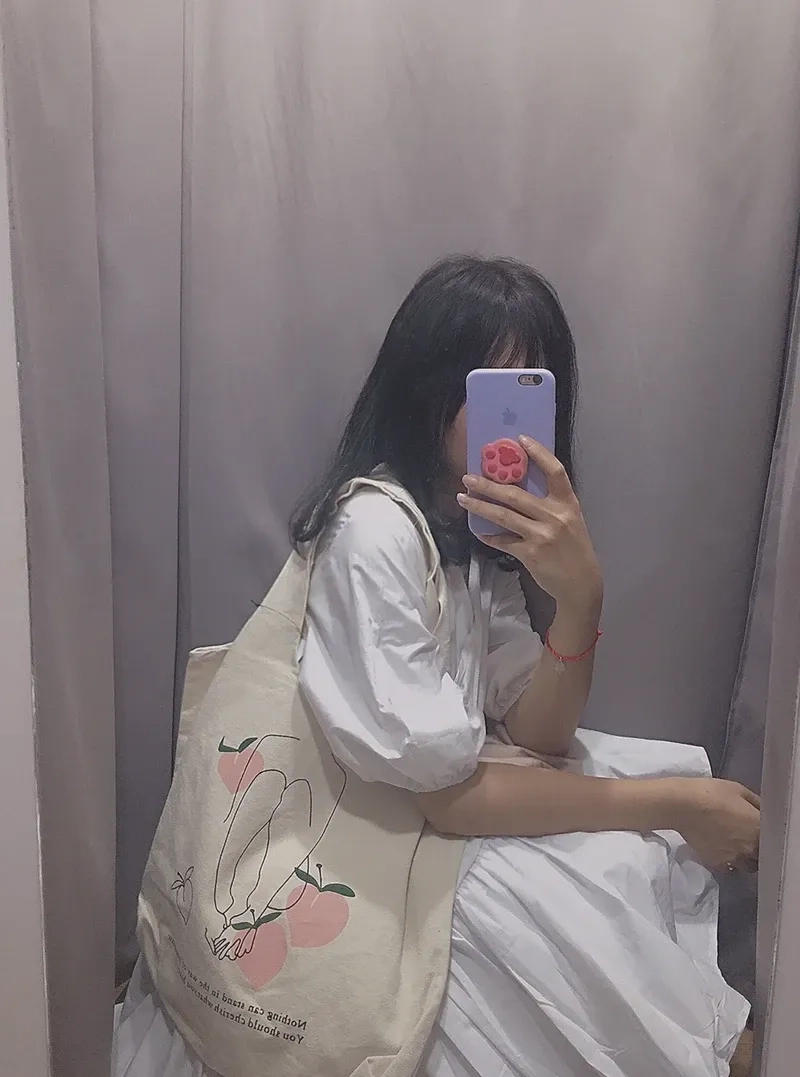 Ảnh gái chụp trước gương với áo dài mang vẻ đẹp duyên dáng, thanh lịch