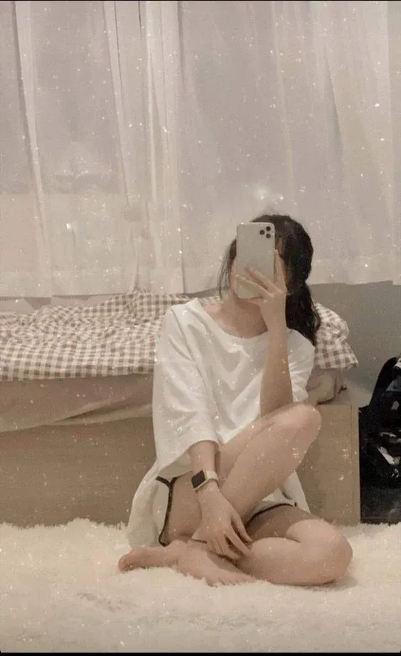 Ảnh chụp trước gương che mặt bằng tay với phong cách tự nhiên, nhẹ nhàng