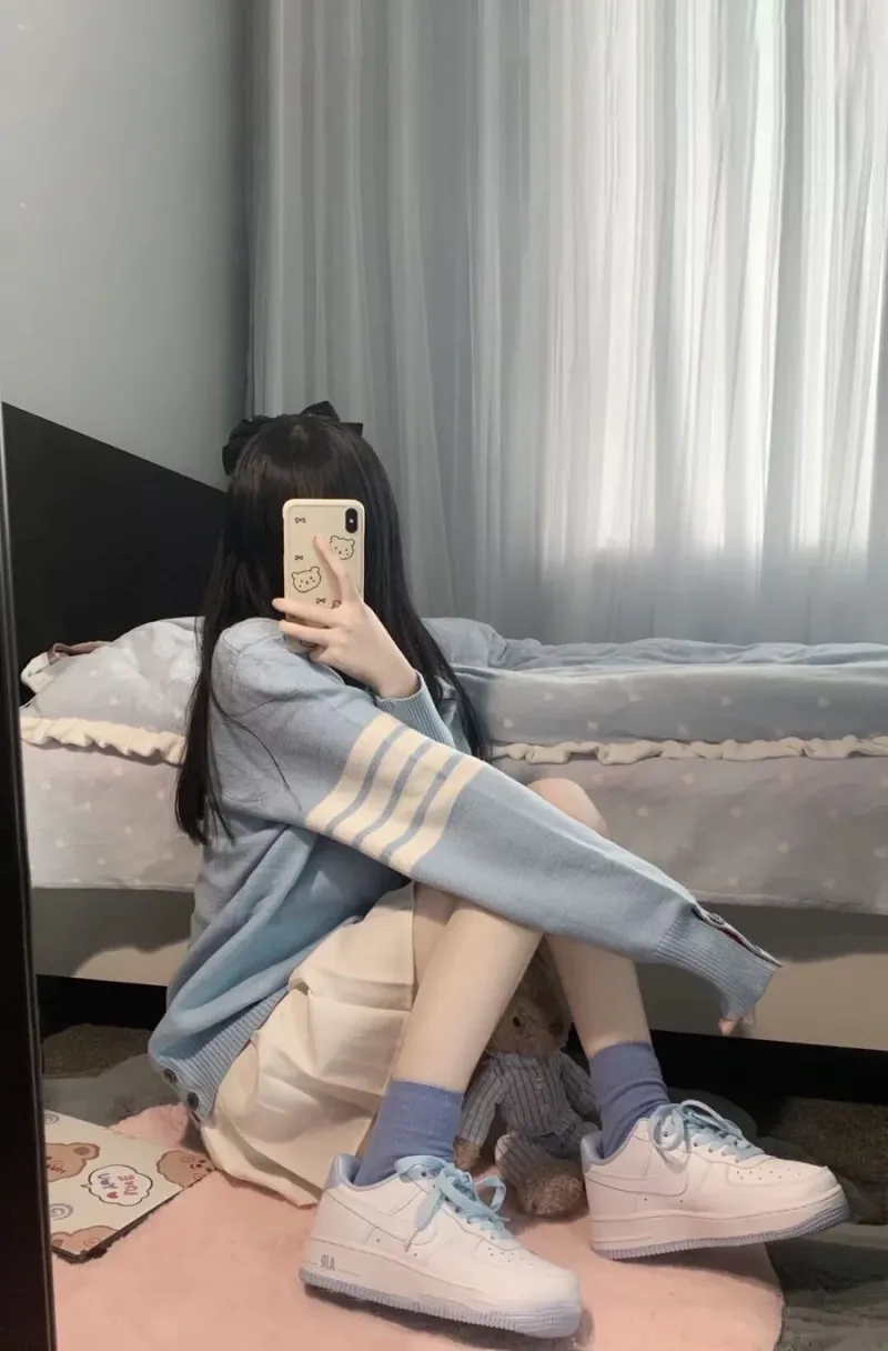 Ảnh chụp trước gương che mặt với phụ kiện mang nét cá tính riêng biệt