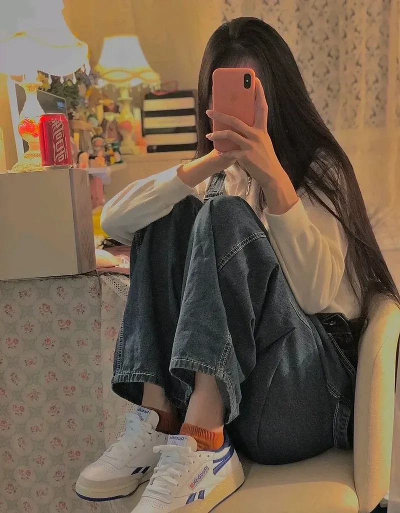 Cách ngồi chụp ảnh trước gương mang đến sự thoải mái và tự nhiên