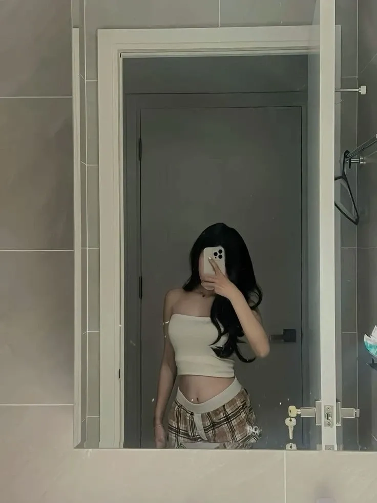 Cách chụp ảnh trước gương khoe outfit với gu thời trang ấn tượng