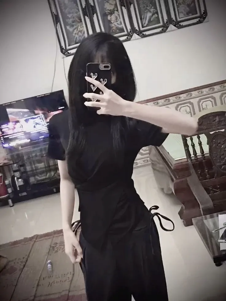 Ảnh hot girl chụp trước gương với phong thái cuốn hút và tự tin
