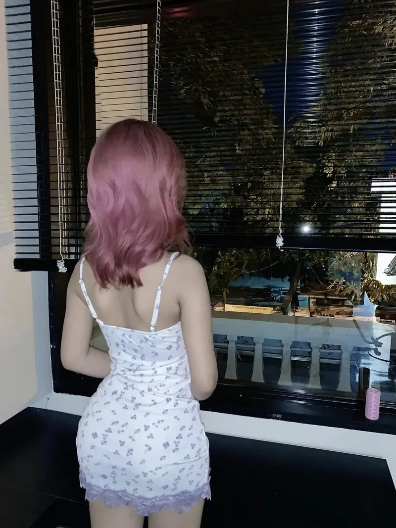 Ảnh selfie gương trong phòng ngủ tạo không gian gần gũi, ấm áp