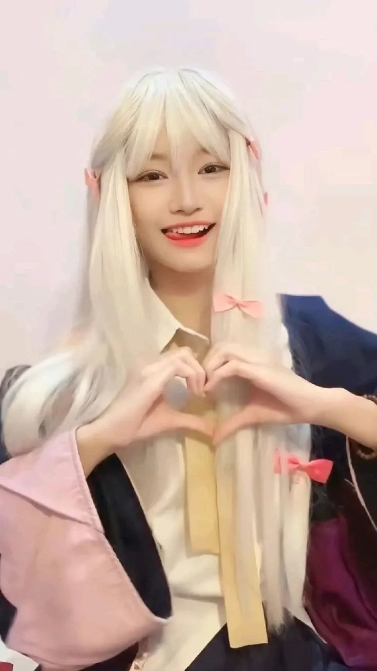 Ảnh cosplay Scarlet Witch ghi lại vẻ huyền bí, sức mạnh đầy mê hoặc